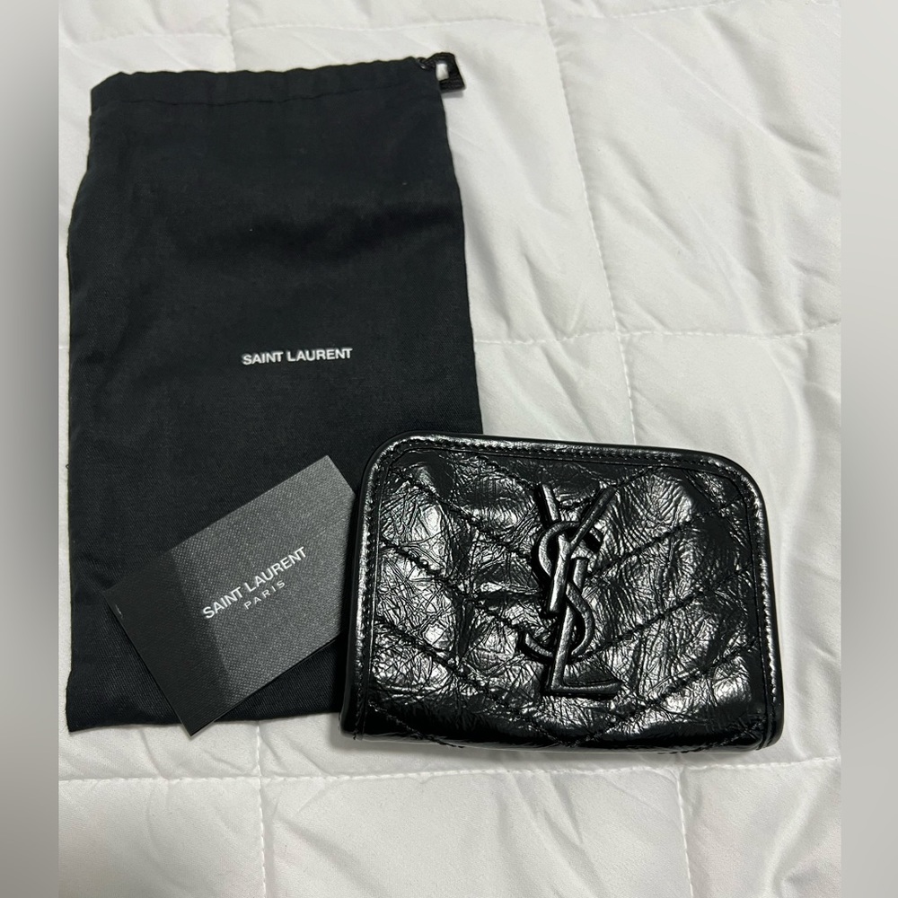 🌟 BNWT. 💯 Authentic YSL Wallet in shiny leather.